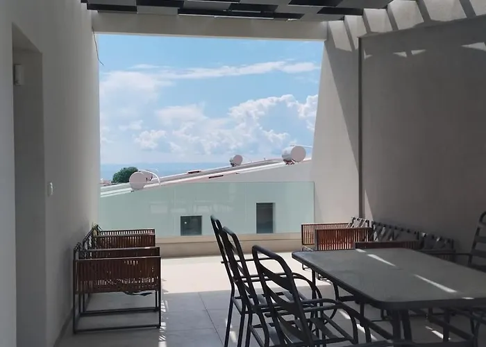 Apartman 3 Bedroom Penthouse In *